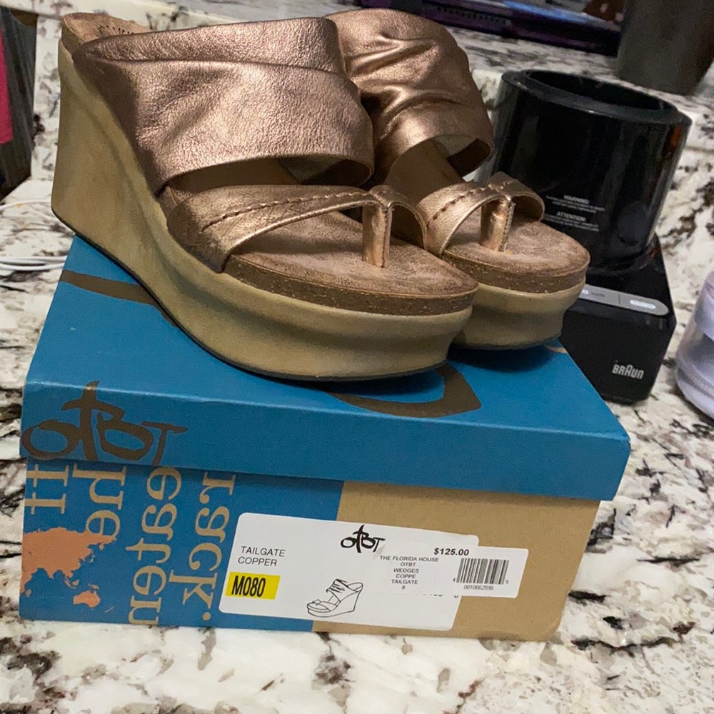 OTBT tailgate sandal in copper, sz 8. NWT